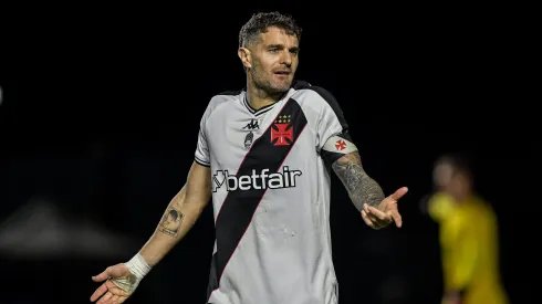 Vegetti, jogador do Vasco, durante partida contra o Athletico-PR em São Januário, pelo Campeonato Brasileiro.
