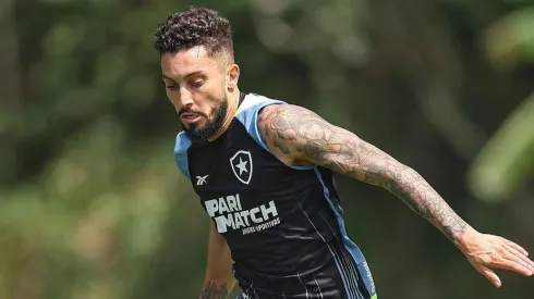 Alex Telles chega para ser titular no Botafogo – Foto: Reprodução/Instagram
