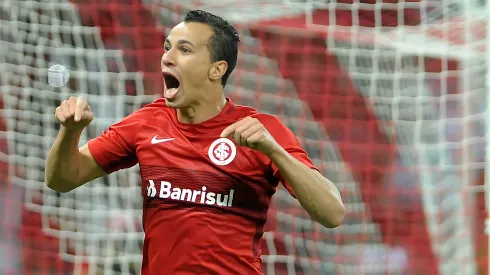 Jogador Damião do Internacional comemora durante partida no Beira Rio pelo Brasileiro B 2017. Centroavante em duelo pelo time gaúcho 
