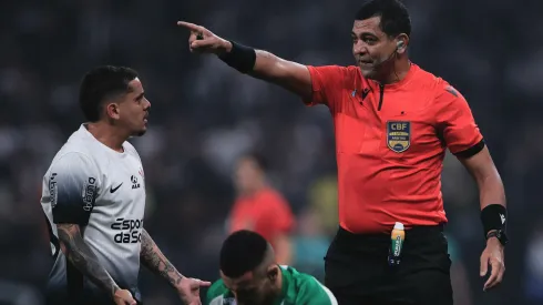 O árbitro Wagner do Nascimento Magalhães durante partida entre Corinthians e Juventude no estádio Arena Corinthians pelo campeonato Copa Do Brasil 2024. Foto: Ettore Chiereguini/AGIF
