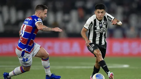 Almada jogador do Botafogo durante partida contra o Fortaleza ( Foto: Thiago Ribeiro/AGIF)
