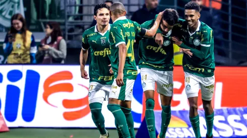 Vitor Reis jogador do Palmeiras comemora seu gol com jogadores do seu time durante partida contra o Corinthian<br />
(Foto: Marcello Zambrana/AGIF)
