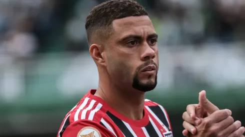 Wellington Rato jogador do Sao Paulo durante execucao do hino nacional antes da partida contra o Coritiba no estadio Couto Pereira pelo campeonato BRASILEIRO A 2023. Meio-campista virou alvo da torcida 
