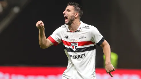 Calleri jogador do São Paulo reclama com a arbitragem durante partida contra o Atlético-MG no estÁdio Arena MRV pelo campeonato Copa Do Brasil 2024. Foto: Gilson Lobo/AGIF
