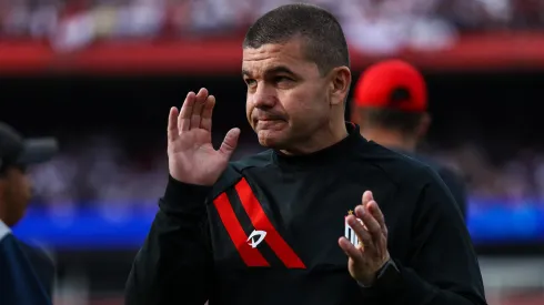 Umberto Louzer tem problemas para montar a equipe - Foto: Marco Miatelo/AGIF