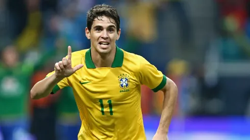 Oscar celebrando gol com a camisa da Seleção Brasileira.
