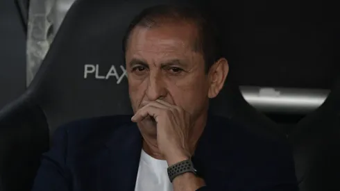 Ramón Díaz, técnico do Corinthians, durante partida contra o Botafogo no Nilton Santos, pelo Campeonato Brasileiro.
