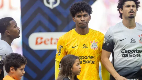 Hugo Souza goleiro do Corinthians durante partida contra o Fortaleza no estadio Arena Castelao pelo campeonato Brasileiro A 2024. Goleiro mandou recado aos torcedores
