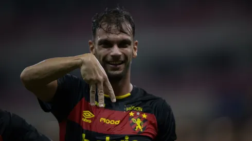 Rafael Thyere jogador do Sport comemora seu gol durante a partida contra o Vila Nova na Arena de Pernambuco, pelo campeonato brasileiro da Série B, nesta sexta-feira (26). Foto: Marlon Costa/AGIF