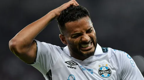 Reinaldo jogador do Gremio durante partida contra o Flamengo no estadio Maracana pelo campeonato Brasileiro A 2024. Lateral em duelo do time gaúcho
