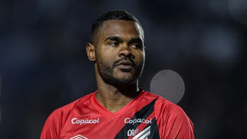 Nikão jogador do Athletico-PR durante partida contra o Vasco no estádio São Januário pelo campeonato Brasileiro A 2024. Foto: Thiago Ribeiro/AGIF