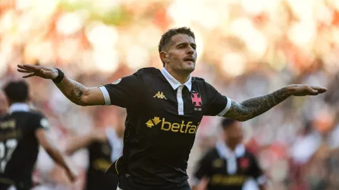 Vegetti jogador do Vasco comemora seu gol durante partida contra o Flamengo no estadio Maracana pelo campeonato Brasileiro A 2024. 
