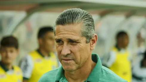 Jorginho tecnico do Coritiba durante partida contra o Parana Clube no estadio Vila Capanema pelo campeonato Brasileiro B 2019. Técnico pode estar de saída
