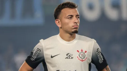 Ryan, jogador do Corinthians, durante partida contra o Grêmio no Couto Pereira, pela Copa do Brasil de 2024.
