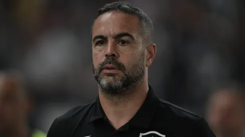 Artur Jorge, técnico do Botafogo, durante partida contra o Fortaleza, no Nilton Santos, pelo Campeonato Brasileiro.
