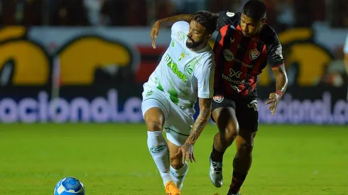 Rodrigo Andrade, jogador do Vitoria disputa lance com Matheus Vargas, jogador do Juventude durante partida no estádio Barradão pelo campeonato Brasileiro B 2023. Foto: Walmir Cirne/AGIF
