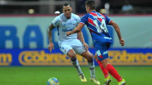 Carlos De Pena, jogador do Bahia durante partida contra o Fortaleza no estádio Arena Fonte Nova pelo campeonato Brasileiro A 2024. Foto: Walmir Cirne/AGIF