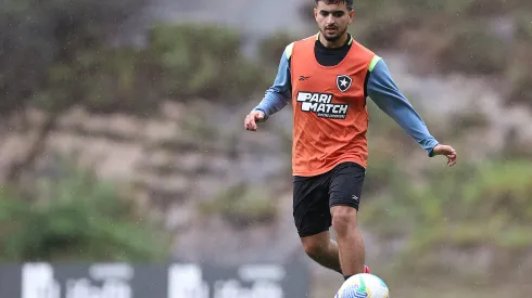 Foto: Vitor Silva/Botafogo – El Arouch durante treinamento do Botafogo.
