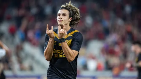 Canobbio, jogador do Athletico-PR, comemora seu gol durante partida contra o Fortaleza na Ligga Arena, pelo Campeonato Brasileiro.
