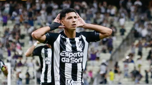 Erick Pulga jogador do Ceará comemora seu gol durante partida contra o Guarani no estádio Arena Castelão pelo campeonato Brasileiro B 2024. Foto: Baggio Rodrigues/AGIF
