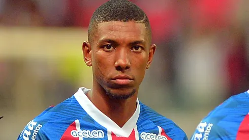 Kanu, jogador do Bahia durante execução do hino nacional antes da partida contra o Grêmio (Foto: Walmir Cirne/AGIF)
