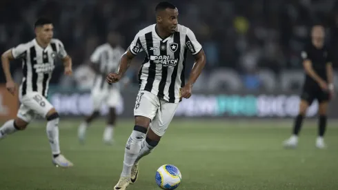 Marlon Freitas jogador do Botafogo durante partida contra o Corinthians no estádio Engenhão pelo campeonato Brasileiro A 2024. Foto: Jorge Rodrigues/AGIF
