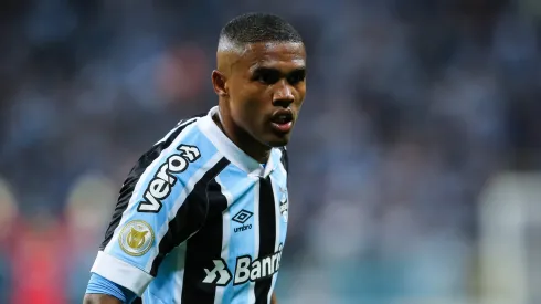 Douglas Costa pode voltar ao Brasil e notícia ferve no Grêmio (Foto: Pedro H. Tesch/AGIF)
