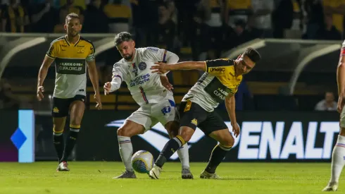 Marquinhos Gabriel jogador do Criciúma disputa lance com Cauly jogador do Bahia durante partida no estádio Heriberto Hulse pelo campeonato Copa Do Brasil 2024. Foto: Luis Felipe Amorin/AGIF
