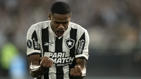 Junior Santos, jogador do Botafogo comemora seu gol contra a LDU, no Nilton Santos, pela Copa Libertadores.
