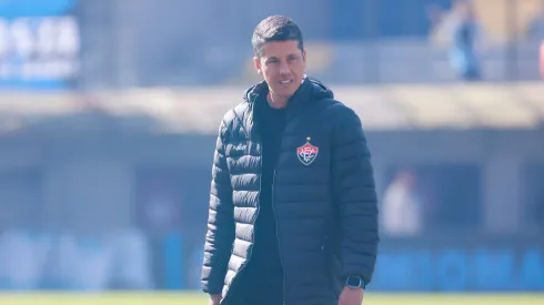 Thiago Carpini, técnico do Vitória, durante partida contra o Grêmio, pelo Campeonato Brasileiro.
