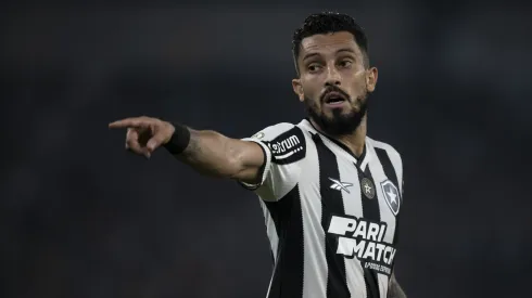 Alex Telles jogador do Botafogo durante partida contra o Corinthians no estádio Engenhão pelo campeonato Brasileiro A 2024. Foto: Jorge Rodrigues/AGIF
