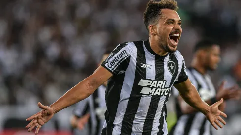 Eduardo jogador do Botafogo comemora seu gol durante partida contra o Universitario no estadio Engenhao pelo campeonato Copa Libertadores 2024. 
