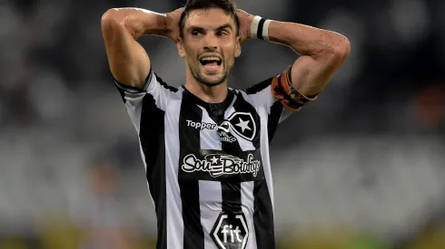 Rodrigo Pimpão com a camisa do Botafogo diante do Juventude na Copa do Brasil de 2019.
