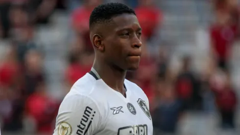 Luiz Henrique, jogador do Botafogo, antes da partida contra o Athletico-PR, pelo Campeonato Brasileiro.
