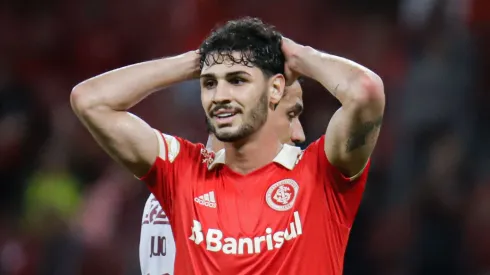 Johnny jogador do Internacional lamenta chance perdida durante partida contra o Fluminense no estádio Beira-Rio pelo campeonato Brasileiro A 2022. Foto: Maxi Franzoi/AGIF
