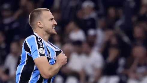 Rodrigo Ely jogador do Grêmio comemora seu gol durante partida contra o Corinthians 
