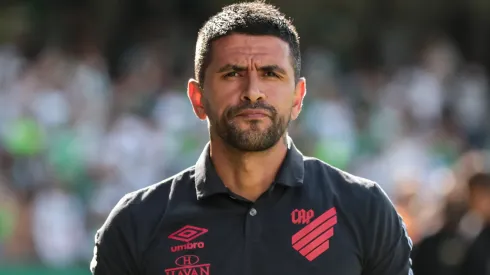 Lucho González, tecnico do Athletico-PR, durante partida contra o Coritiba, pelo Campeonato Paranaense de 2022.
