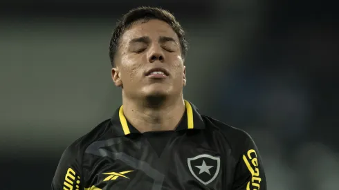 Carlos Alberto jogador do Botafogo durante partida contra o Cruzeiro no estádio Engenhão pelo campeonato Brasileiro A 2023. Foto: Jorge Rodrigues/AGIF
