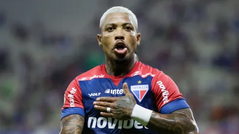 Marinho jogador do Fortaleza comemora seu gol durante partida contra o Atlético-MG no estádio Arena Castelão pelo campeonato Brasileiro A 2024. Foto: Lucas Emanuel/AGIF