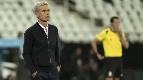 Luis Castro tecnico do Botafogo durante partida contra o Magallanes (Foto: Jorge Rodrigues/AGIF)
