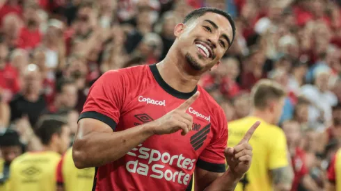  Christian jogador do Athletico-PR comemora seu gol durante partida contra o Londrina no estádio Arena da Baixada pelo campeonato Paranaense 2024. Foto: Robson Mafra/AGIF
