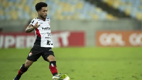 Matheusinho, jogador do Vitória, durante partida contra o Fluminense (Foto: Jorge Rodrigues/AGIF)
