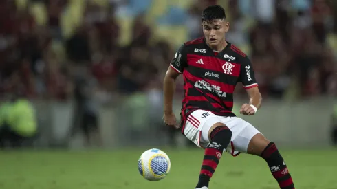 Alcaraz, jogador do Flamengo, durante partida contra o Athletico-PR (Foto: Jorge Rodrigues/AGIF)
