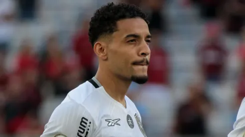 Gregore, jogador do Botafogo, durante partida contra o Athletico-PR, pelo Campeonato Brasileiro.
