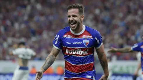 Sasha jogador do Fortaleza comemora seu gol durante partida contra o Rosário Central no estádio Arena Castelão pelo campeonato Copa Sul-Americana 2024. Foto: Lucas Emanuel/AGIF
