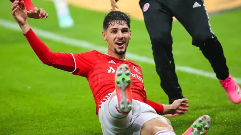 Johnny jogador do Internacional comemora seu gol durante partida contra o Vitoria no estadio Beira-Rio pelo campeonato Copa do Brasil 2021. 
