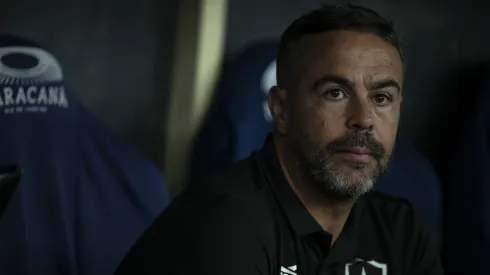 Artur Jorge, técnico do Botafogo, durante partida contra o Criciúma  (Foto: Jorge Rodrigues/AGIF)
