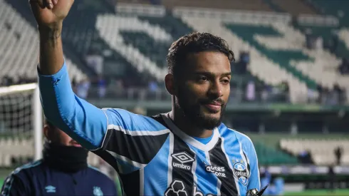 Reinaldo, jogador do Grêmio comemora seu gol durante partida contra o Fluminense (Foto: Leonardo Hubbe/AGIF)
