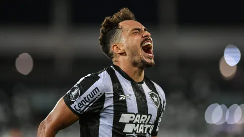 Eduardo jogador do Botafogo comemora seu gol durante partida contra o Universitario no estadio Engenhao pelo campeonato Copa Libertadores 2024. 
