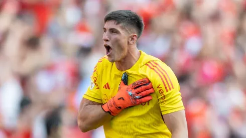 Rochet, goleiro do Internacional, comemora gol no GreNal, pelo Campeonato Brasileiro.
